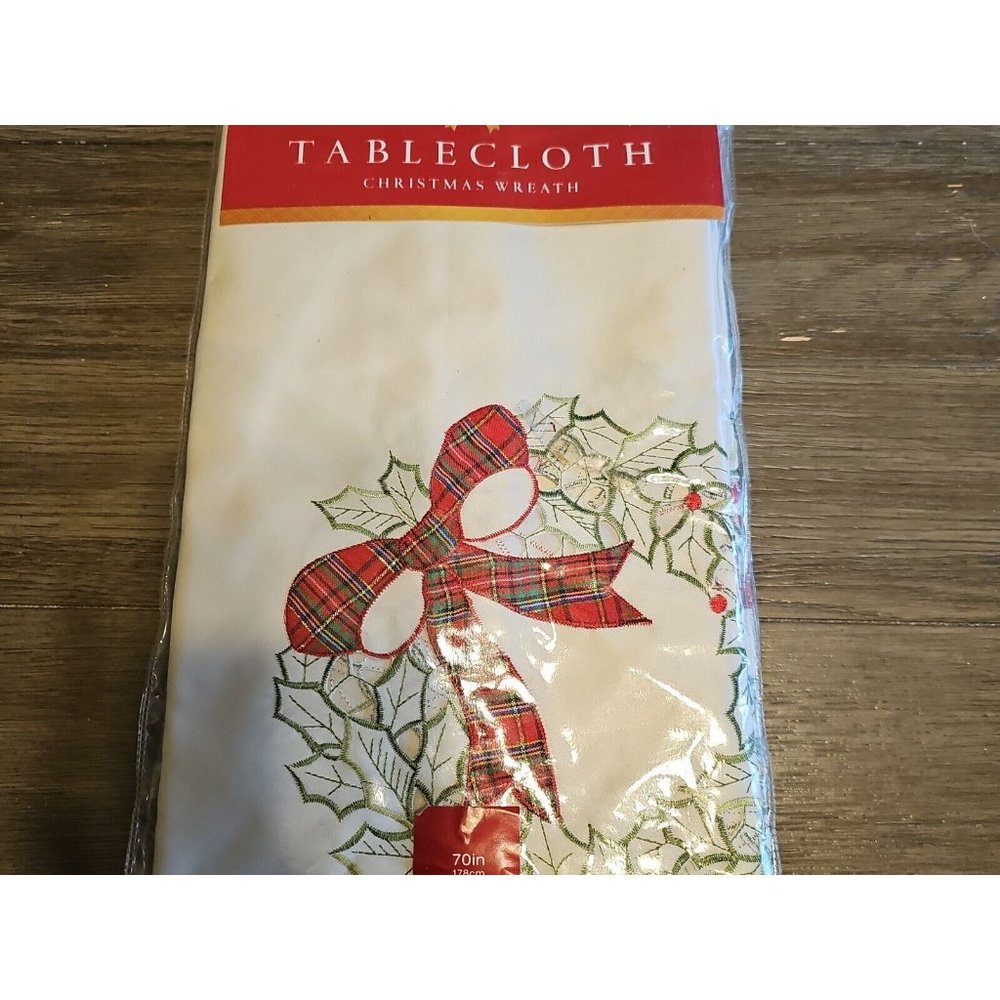 Christmas Wreath Tablecloth Bed Bath and Beyond 70" Round Seats 4-6 Holly Bow